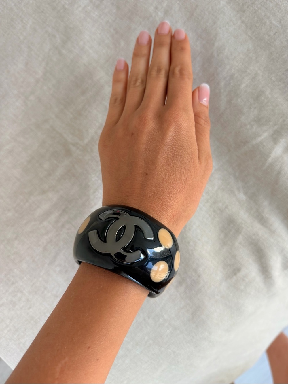 ✨CHANEL Black Resin Cuff with Beige Polka Dots🖤 - Picture 4 of 12